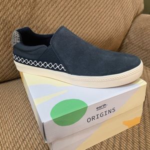 Earth Origin blueberry sneaker size 10. Brand New